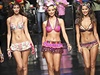 Modelky pedvádjí pestrobarevné plavky v rámci pehlídky Colombiamoda fashion show 