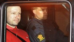 Anders Behring Breivik v policejním aut