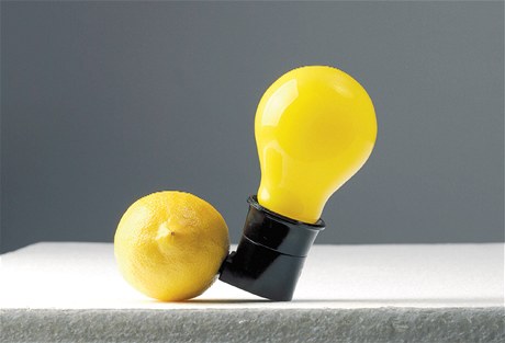 Citronová energie. Drobný objekt Josepha Beuyse Capri-Batterie je metaforou pírodní energie a ukázkou novodobé práce s transcendentální symbolikou barev. 