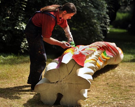Emil Adamec, esk socha ijc v Hongkongu, pracuje na soe draka ze tymetrovho kmene.