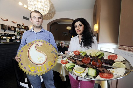 Yusif Farajov a Fargana Shukurluová(na snímku) chtjí echm piblíit kavkazskou kuchyni, jí vévodí alik (masový píz), pilaf (rýe se zeleninou i masem) a dolma (vinné listy plnné masovou nebo zeleninovou smsí). 