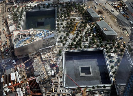 Pohled z výky na chystaný památník teroristických útok z 11. záí 2001, který se oteve v den jejich desátého výroí