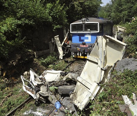 U Svoru na eskolipsku narazila 2. srpna lokomotiva do kamionu s nvsem, kter pedtm spadl z mostu.