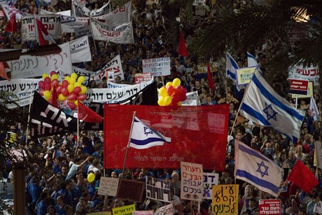 Masové demonstrace v Izraeli proti vysokým nákladm na bydlení a za vyí státní výdaje do sociálních program se zúastnilo kolem 350 000 lidí.