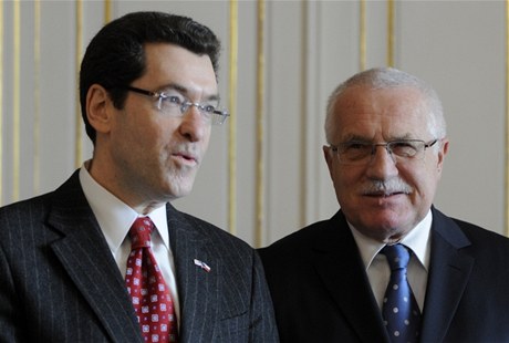 Prezident Václav Klaus s velvyslancem Spojených stát v Praze Normanem Eisenem