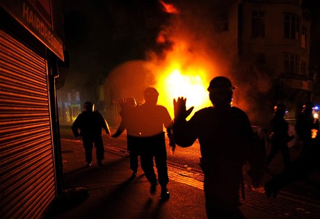 Policejní tkoodnci nezabránili zapalování budov ve tvrti Croydon na jihu Londýna.