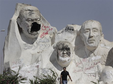 Mubarakovu sochu kdosi poniil.