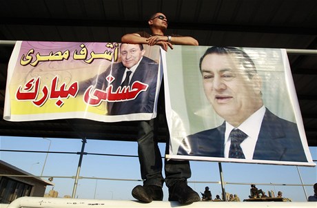 Mubarakv píznivec ped budovou soudu