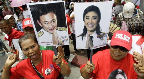 Thajci s plakty Jinglak a jejho bratra Tchaksina