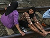 Indonésané si lehají na koleje, ví, e se uzdraví