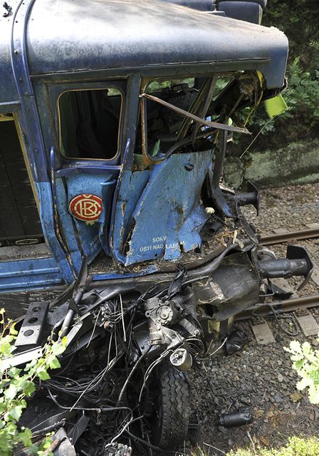 U Svoru na eskolipsku narazila 2. srpna lokomotiva do kamionu s nvsem, kter pedtm spadl z mostu.