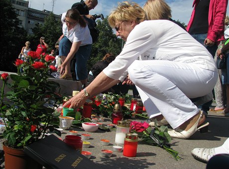 Na Moravskm nmst v Brn se seli lid, aby uctili pamtku zavradn spisovatelky Monyov