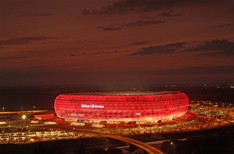 Impozantn svteln kotou. Barva zcho stadionu signalizuje, e prv hraje Bayern. 