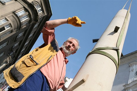 Socha Kurt Gebauer instaloval ped brnnským divadlem Reduta na Zelném Rynku svoji sochu Mozarta.