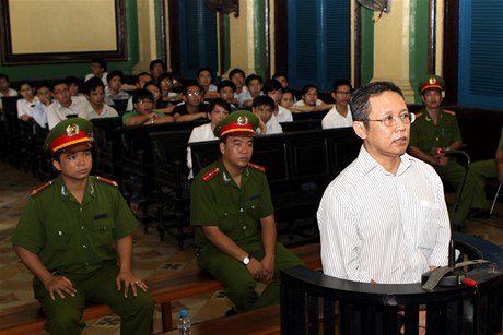 profesor matematiky Pham Minh Hoang ped soudem v Ho i Minov Mst.