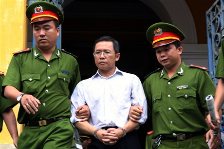 profesor matematiky Pham Minh Hoang ped soudem v Ho i Minov Mst.