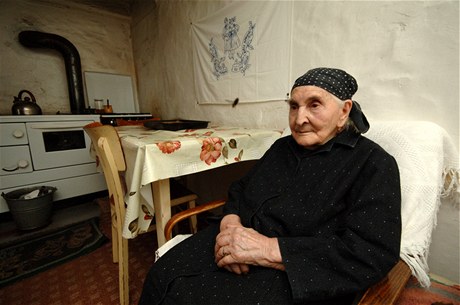 Evangelia arasová z Dívího Hradu na Bruntálsku, která letos v únoru oslavila 107 let, je nejstarí obankou R.