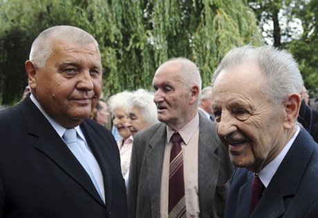 Bývalý pedseda vlády Milou Jake (vpravo) a bývalý éf praských komunist Miroslav tpán (vlevo) se zúastnili posledního rozlouení s herekou Jiinou vorcovou,