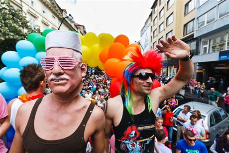 Snímek z loského prvodu gay a lesbiek Prahou. Masek i obrázk prezidenta Klause se mezi úastníky objevilo hned nkolik.