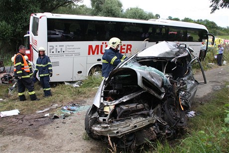 U Kromíe se stetlo osobní auto s autobusem a nákladním autem.