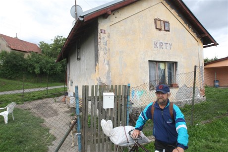 Jeden z obyvatel domu v Krtech, do kterého nkdo v noci vhodil zápalnou lahev