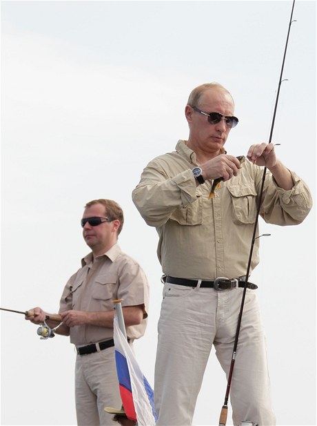 Dmitrij Medvedv a Vladimir Putin si spolen zarybaili na ece Volze.