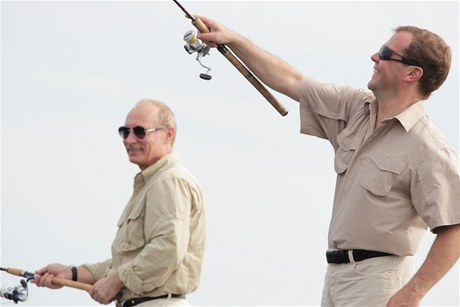 Dmitrij Medvedv a Vladimir Putin si spolen zarybaili na ece Volze.