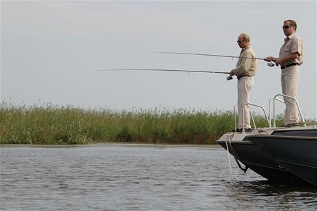 Vladimir Putin a Dmitrij Medvedv se v roce 2011 pedvedli jako rybái