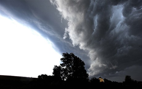 Pechod studené fronty nad obcí Honezovice na Plzesku, srpen 2011 (ilustraní foto).