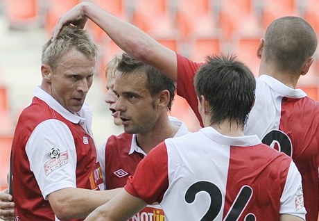 Hrái Slavie gratulují Stanislavu Vlkovi (vlevo)