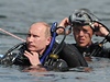 Na Putina v hlubinách ekají dv antické amfory.