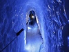 Ledová jeskyn se se nachází uvnit Gefrorene Wand (Zmrzlé stny) ve výce pesahující ti tisíce metr.