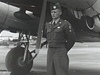 Ctirad Maín u amerického dvoumotorového transportního letounu Douglas C-47, letecká báze ve Fort Bragg.