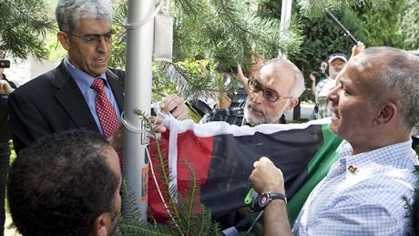 Šéf libyjské diplomatické kanceláře v Praze Núrí Gháví (vlevo) zavěšuje novou libyjskou vlajku. | na serveru Lidovky.cz | aktuální zprávy