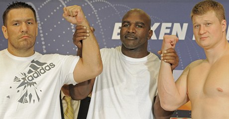 Zleva: agajev, Holyfield, Povetkin.