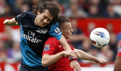 Manchester United - Arsenal (Rosický v boji o mí).