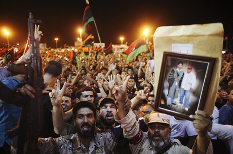 Libyjtí povstalci oznámili, e obsadili skoro celý Tripolis, lidé slaví