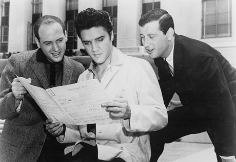 Mike Stoller, Elvis Presley a Jerry Leiber na fotografii z roku 1957