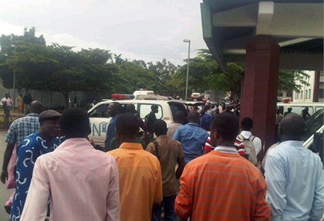 V budov OSN v NIgrii vybuchla bomba. Na snmku jsou lid ped nemocnic v Abuji 