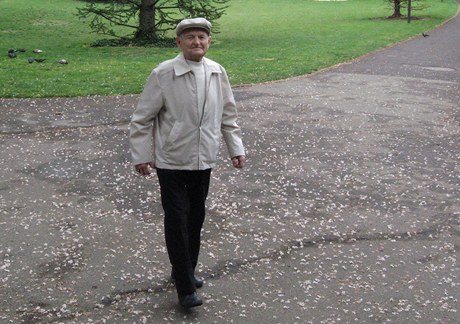 Rudolf Brázda navtívil v roce 2009 Cheb, kde ho za války vznili nacisté.