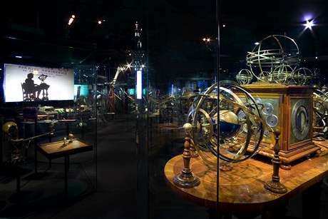 Expozice astronomie v Nrodnm technickm muzeu vychzejc ze struktury vesmru s instuktnm filmem promtanm na sklo