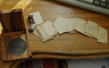 Medaile od id, karty z Ravensbrcku a hodinky Jany ern na Martinov psacm stole.