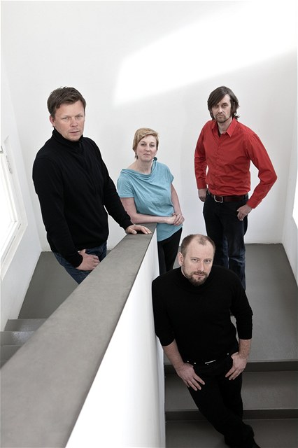 Architekti ze studia A69 (zleva: Boris Redenkov, Jitka Mackov, Prokop Tomek a Jaroslav Wertig) letos dokonili bytov dm v Karlovch Varech Triplex, za nj byli nominovni na Cenu Miese van der Rohe. 