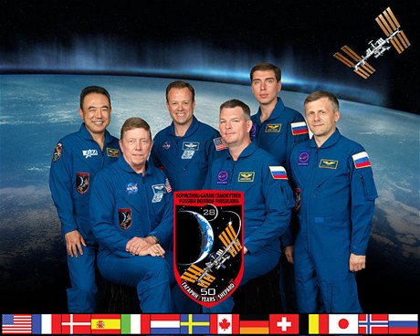 Posádka na ISS sloena ze tí Rus, dvou Amerian a Japonce