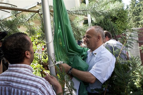 ist zelenou vlajku, kterou pouvala Libye za vldy Kaddfho, spustili ze storu dol.