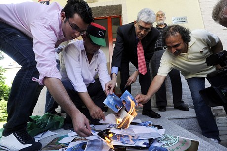 Symboly Kaddáfího reimu skonily v plamenech.