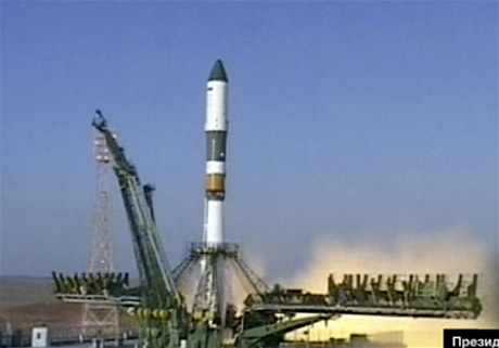 Raketa Sojuz mla dopravit do vesmíru lo Progress. 