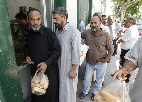 Obyvatel Tripolisu ve front na rohlky. Potravin je ve mst nedostatek. 