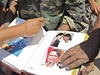 Bývalá americká ministryn zahranií Condoleezza Riceová na fotkách ve fotoalbu, které povstalci zabavili v Kaddáfího komplexu. 