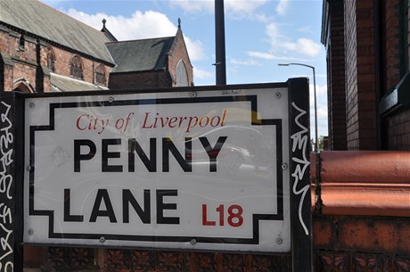 Ulice Penny Lane v Liverpoolu, o které zpívají Beatles ve slavné písnice. 
